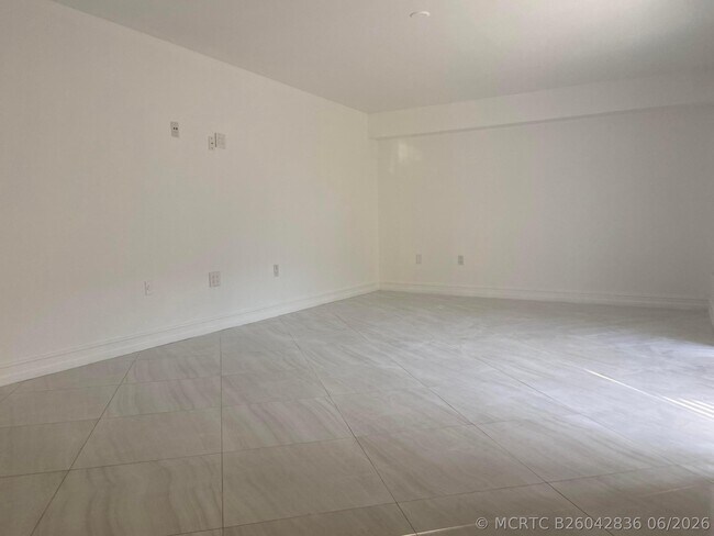 Building Photo - 910 9th Way