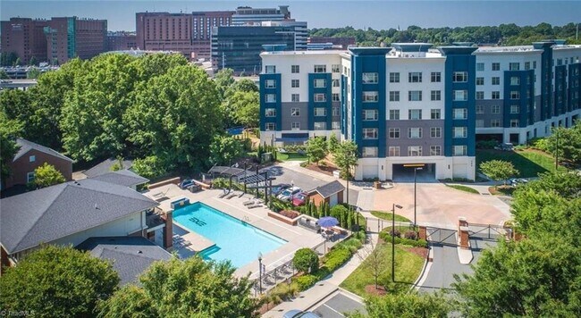 Foto del edificio - 111 Edgeway Dr