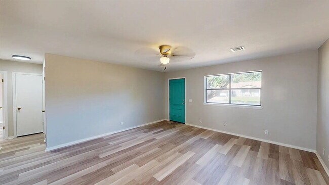 Building Photo - "Charming 3-Bedroom Retreat on Edgewater D...