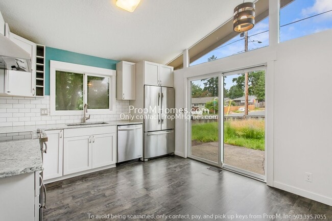 Building Photo - Updated 3-Bedroom Gladstone Home with Bonus Office Space!