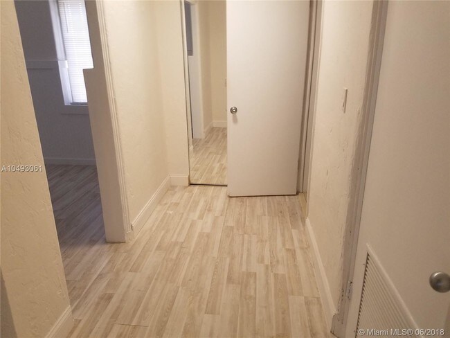 Foto del edificio - 2822 Pine Tree Dr