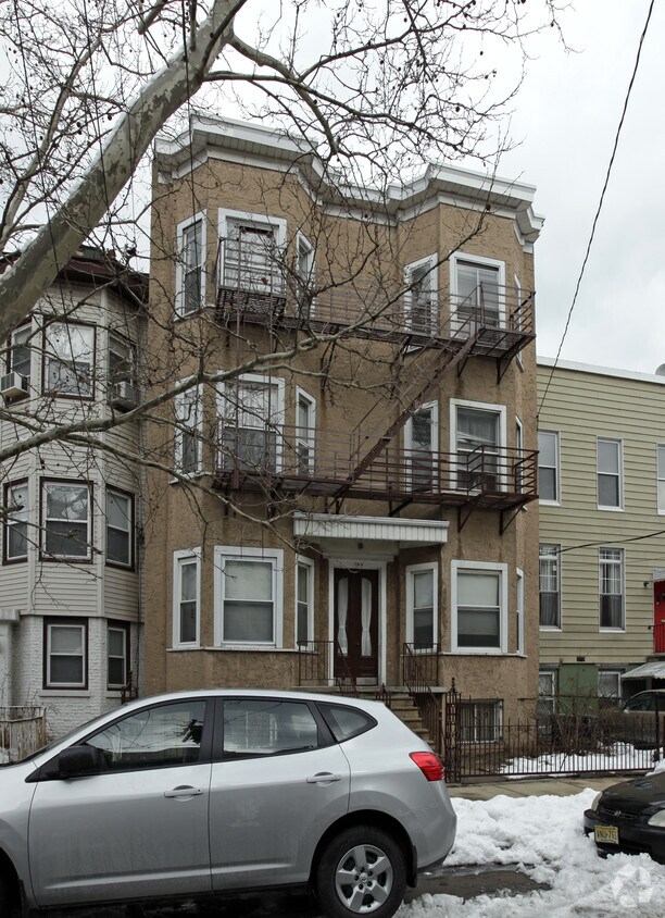 Foto principal - 144 Bowers St