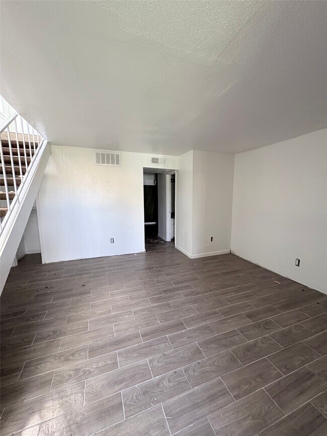 Building Photo - 5625 Antoine Dr
