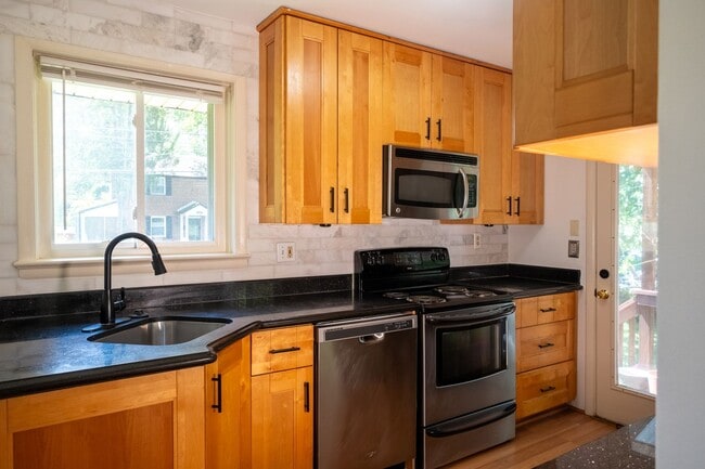 Building Photo - Charming Split-Level Home with Bright Inte...