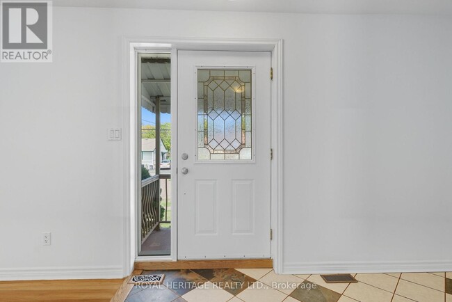 Building Photo - 713 Burns St W