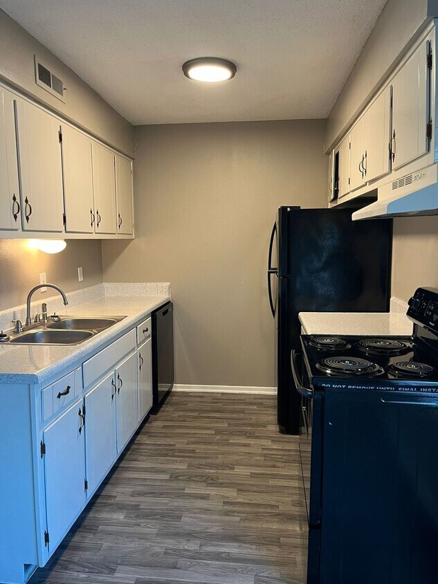 Primary Photo - South Glen Apartments