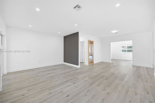 Foto del edificio - 876 NE 81st St