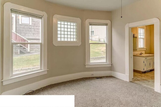 Foto del edificio - Large 6 Bedroom House Available in August!!