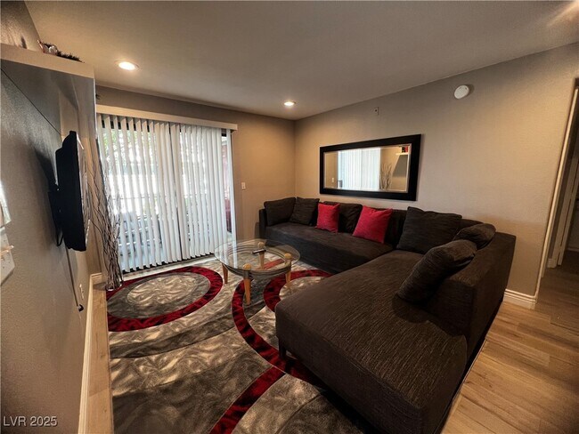 Foto del edificio - 950 Seven Hills Dr