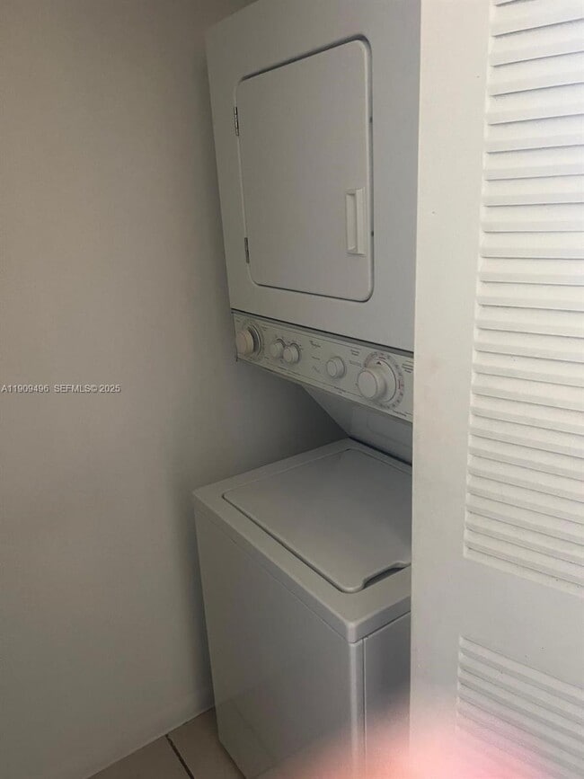 Building Photo - 686 NW 114th Ave