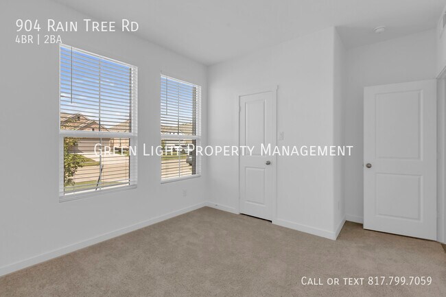 Foto del edificio - 904 Raintree Rd