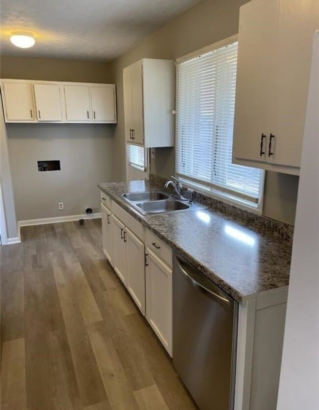 Building Photo - 2775 Woodvale Dr
