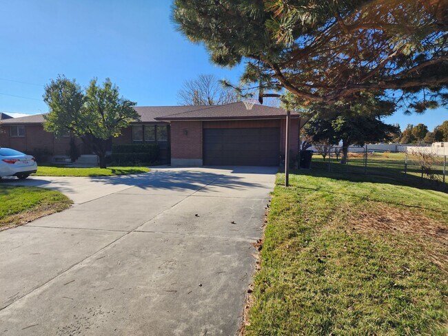 Building Photo - Unique home with very large backyard