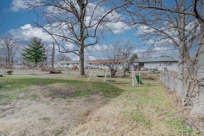 Foto del edificio - 3 bedroom 2 bath house with attached garage.