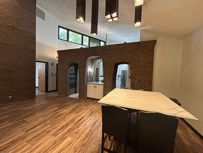 Building Photo - 1382 Hickoryview Ct