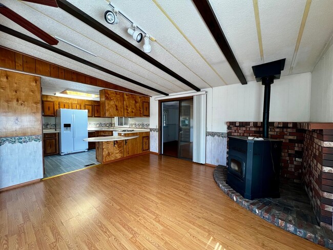 Foto del edificio - Non-Refundable & Security Deposit Total: $1300.00