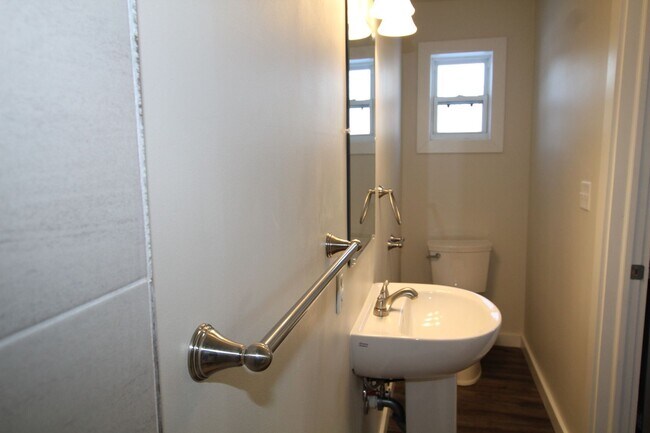Building Photo - Beautifully remodeled and completed efficiency studio "FREE MONTH OF RENT!*"