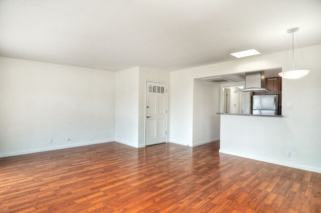 Building Photo - 2 Bedroom 1 Bath Laguna Beach Penthouse Unit