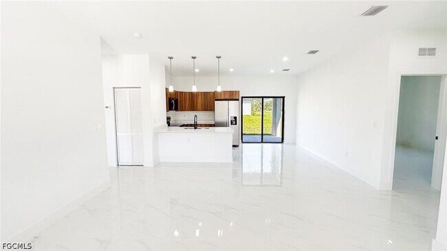 Foto del edificio - 721 Bering Ave S