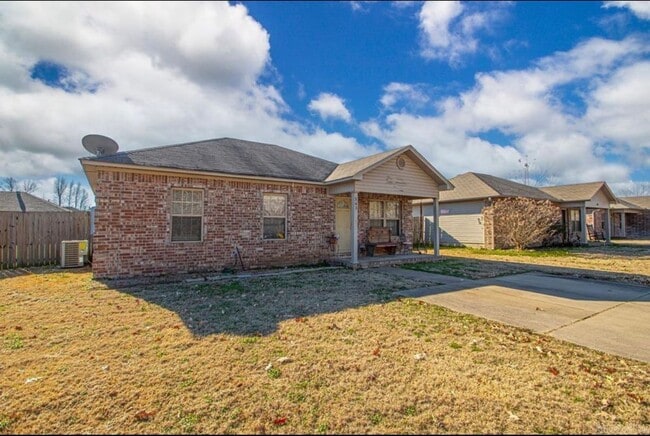 Building Photo - Affordable, Adorable & Move-In Ready!