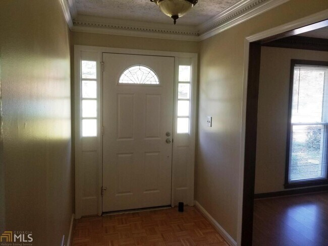 Building Photo - 556 Midland Park Dr SW