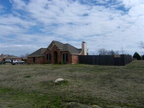 Building Photo - 461 San Remo Dr