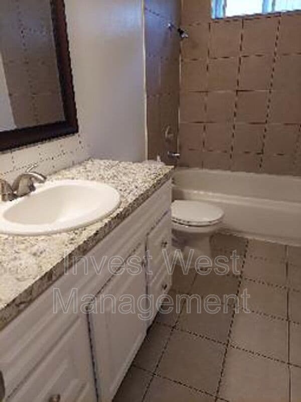 Foto del edificio - 2815 E 19th St