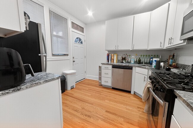 Foto del edificio - Bright and Sunny Updated 3-bed/1-bath near Loyola