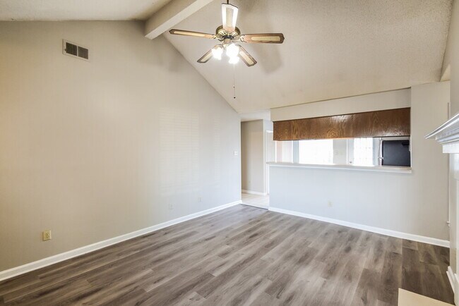 Foto del edificio - 6991 Raleigh Lagrange Rd