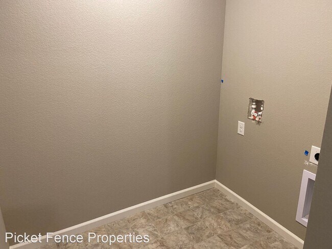 Foto del edificio - 3 br, 3 bath House - 4529 kings wood drive