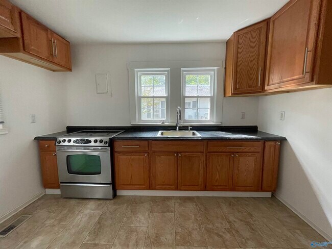 Building Photo - 211 Mountain View Dr NW