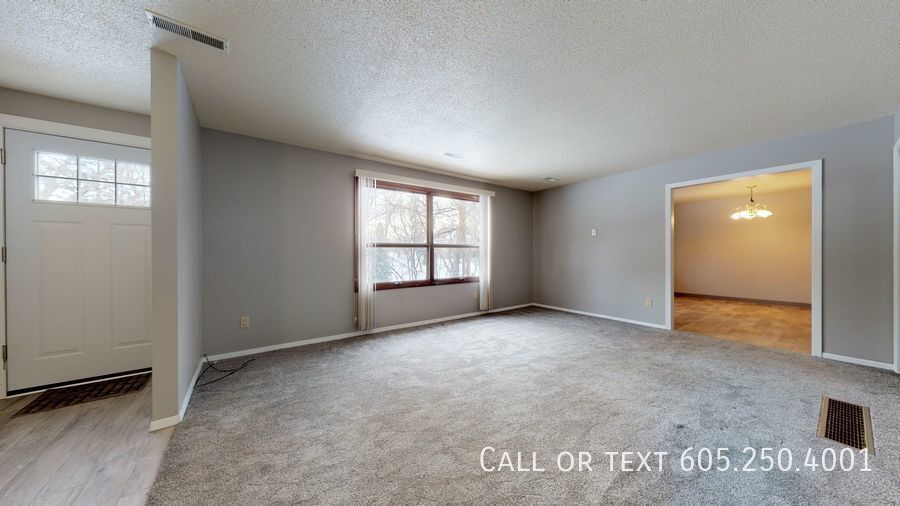 Primary Photo - Beautiful 2 Bedroom 1 Bathroom Apartment w...