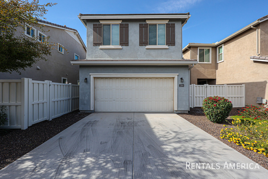 Primary Photo - Beautiful & Spacious Gilbert Townhome!