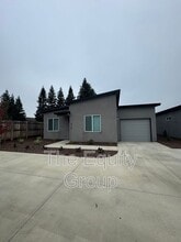 Building Photo - 4116 E Kaweah Ave