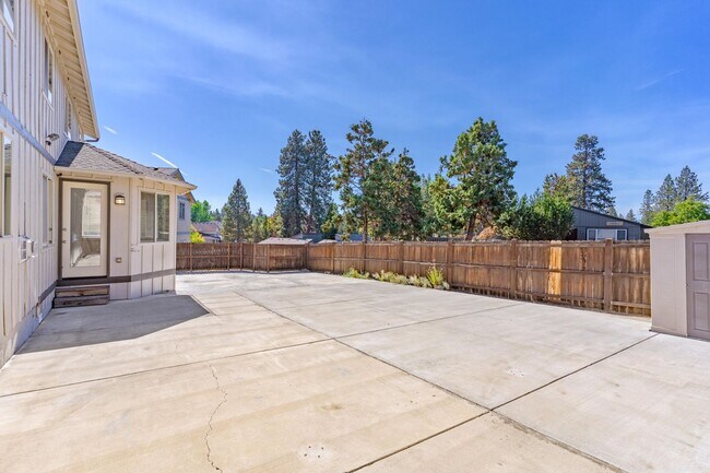 Building Photo - Huge home, recent upgrades!  Like new!
