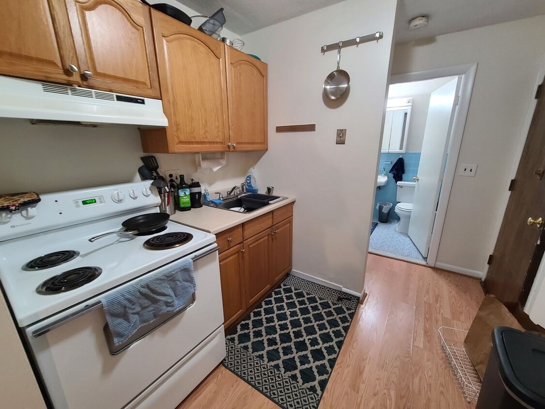 Building Photo - Cozy Studio - Off Street Parking - On Site...