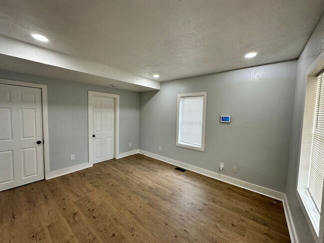 Foto del edificio - 215 E North - 4 Bedroom/1 Bathroom Home Do...