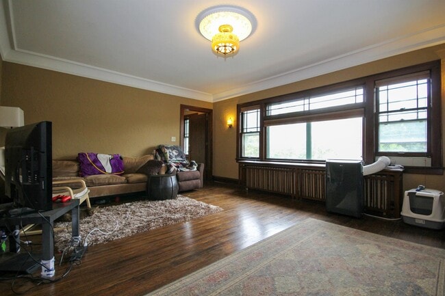 Building Photo - 1404 University Ave NE