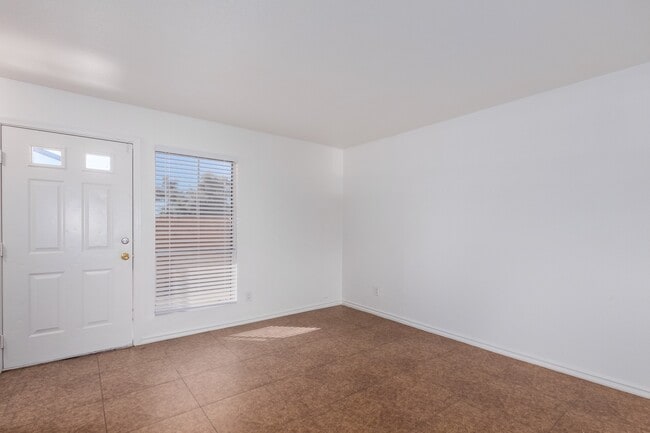 Foto del edificio - 6036 W Oregon Ave