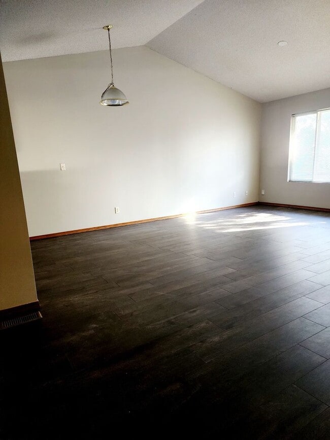 Building Photo - West Side Duplex - $300 off 1st Month !!
