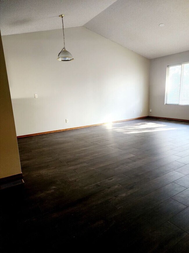 Foto del edificio - West Side Duplex - $300 off 1st Month !!