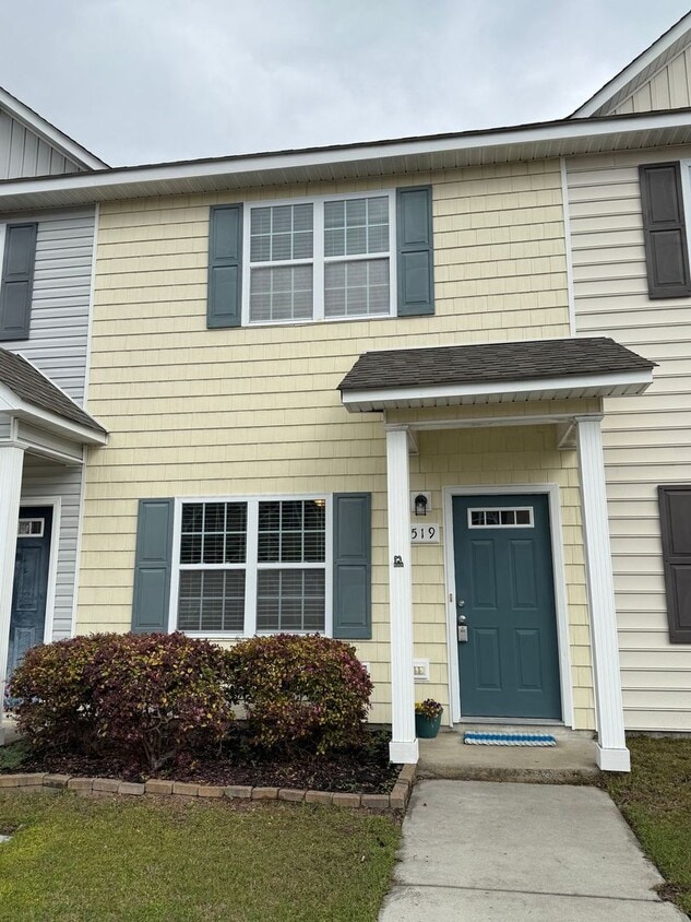 Primary Photo - Beautiful 2 bedroom, 2.5 bath Town House