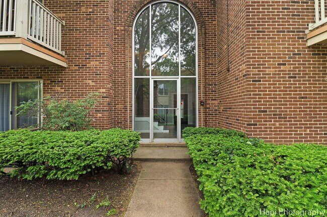 Foto del edificio - 906 W Alleghany Dr