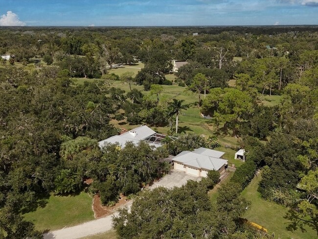 Foto del edificio - 4708 Hidden River Rd