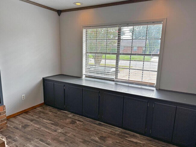 Building Photo - Charming 3 Bed, 1.5 Bath Home In Universit...