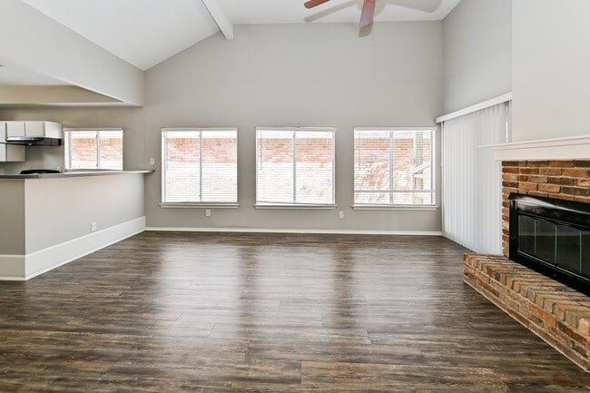 Foto del edificio - 11811 Meadowchase Dr