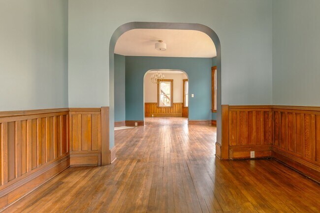 Foto del edificio - Stunning 2 bed, 1 bath, first floor apartment with views of Mill Run