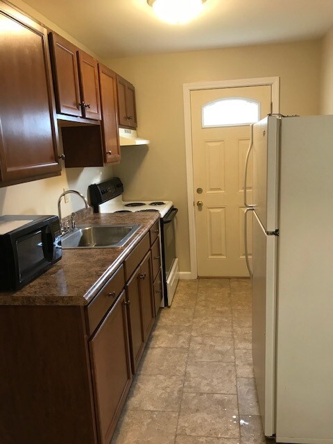 kitchen with appliances and 2nd entry door - 601 W Oak St