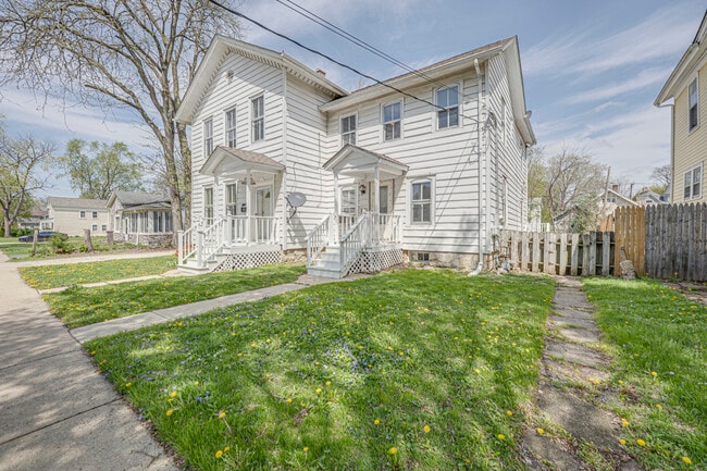 Building Photo - 371 Cedar St