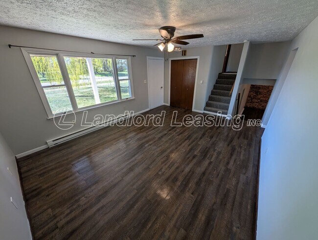 Foto del edificio - Spacious 4-Bedroom Home with Scenic Views ...